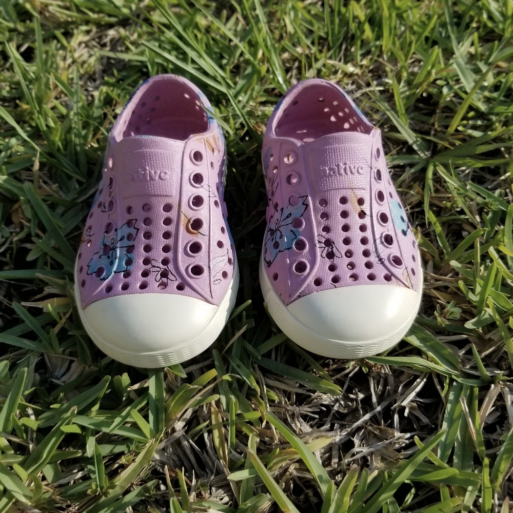 Native Kids Shoes in Lavender and White